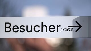 Baden-Württemberg, Tübingen: Das Wort "Besucher" ist auf einem Schild in der Innenstadt mit dem Zusatz ":innen" versehen.