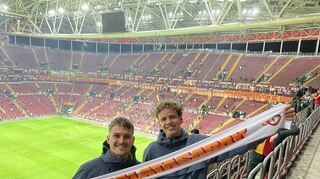 Sportliche Pause nach bisher 3300 gefahrenen Fahrradkilometern: Felix Michalski zu Besuch im Fußballstadion bei Galatasaray Istanbul.