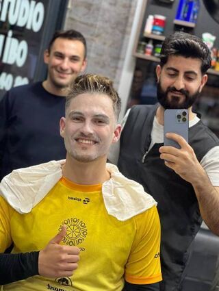 Frisch geschoren für die nächste Etappe: Michalski beim Friseur in Istanbul.