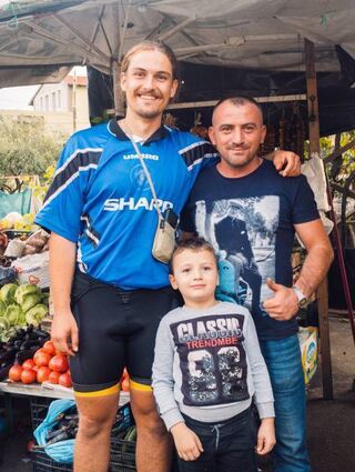 Selfie mit dem Obsthändler Klodi (r.) und seinem Sohn in Albanien.