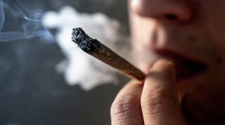 Es begann mit einem Zug. Dann rutschte Sebastian (Name geändert) in die Cannabissucht ab. Wie er es dort hinausgeschafft hat.