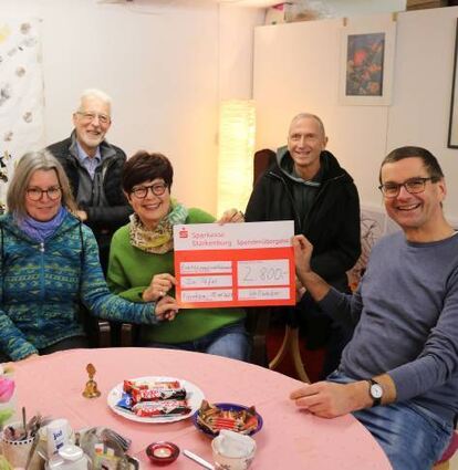 Elisabeth Haas (l.) und Johanna Neudörfer (M.) übergaben der Tafel 2800 Euro.