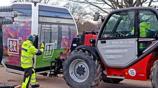 Ein Radlader fährt die Kabinen zum Lagerplatz, wo sie verpackt werden.