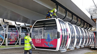 Kabinen der Seilbahn werden für den Abbau vorbereitet.