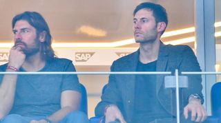 Löwen-Trainer Sebastian Hinze (li.) und EM-Botschafter Uwe Gensheimer beobachteten in der SAP Arena aufmerksam die Vorrundenspiele der EM.