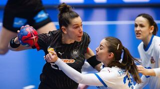 Die DHB-Frauen um Emily Bölk (links) spielen 2025 eine Heim-WM.