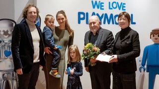 Der letzte Öffentlichkeitstermin für Cathérine Biasini war die Begrüßung des 60 000. Jubiläumsgastes in der Ausstellung „We Love Playmobil“: Hier mit (v.l.) Museumsdirektor Alexander Schubert, die Besucher Sofian, Amila und Luisa Pikul, Stiftungsvorsitzender Werner Schineller und Kuratorin Cathérine Biasini.