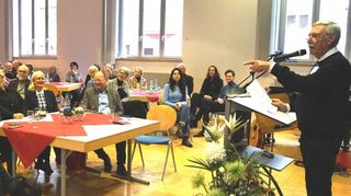 Wolfgang Ockert begrüßte die Gäste beim Neujahrsempfang in der Aula der Eberhard-Gothein-Schule.