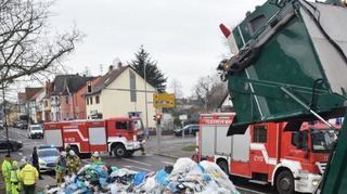Der gesamte Inhalt des Müllfahrzeugs landete auf der Straße.