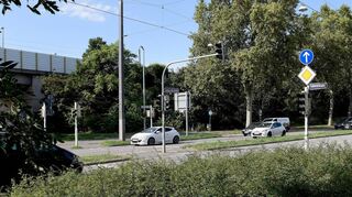 In der Mannheimer Untermühlaustraße sollen die Angeklagten Gegenstände auf sechs Autos geworfen haben.
