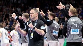 Bundestrainer Alfred Gislason (vorn) will mit der deutschen Mannschaft gegen seine Heimat Island jubeln.