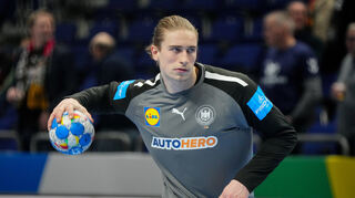 Deutschlands Juri Knorr wärmt sich vor dem Spiel gegen Frankreich auf.