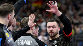 Deutschlands Jannik Kohlbacher (r.) klatscht mit seinen Mitspielern ab.