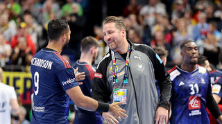 Deutschlands Teammanager Oliver Roggisch (r.) spricht nach dem Spiel mit Frankreichs Melvyn Richardson.