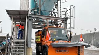Deniz Kaya, Mitarbeiter der Stadtreinigung Mannheim, befüllt einen Großstreuer mit Salz. Danach geht es auf die Straßen.