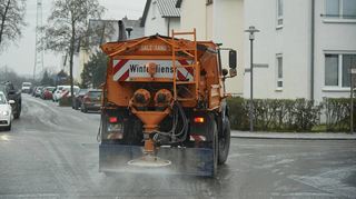 Ein Streufahrzeug ist im Lampertheimer Stadtgebiet unterwegs. Doch die Wirkung des Salzes verpufft schnell.