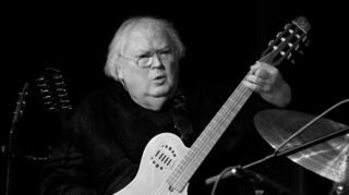 Der vieleitige Ludwigshafener Gitarrist Sigi Schwab bei einem Beinahe-Heimspiel 2011 in Speyer mit dem Konzertprogramm „Mandala“ im Alten Stadtsaal.