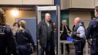 Anwalt Thomas Franz beim Prozessauftakt bei der Kontrolle. Auch am zweiten Tag ist der Saal gut besucht.