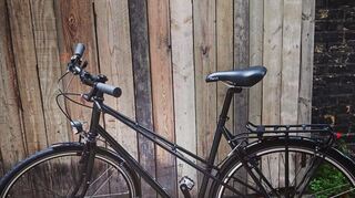 Dieses schwarze Fahrrad der Marke V-Brake wurde in Ladenburg gestohlen.