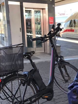 So sieht das entwendete magicblaue E-Bike der Marke Kalkhoff Agutta aus.