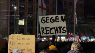 Zahlreiche Menschen demonstrieren in ganz Deutschland gegen Rechtsextremismus.