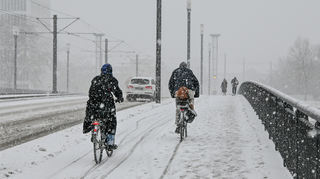 Der Schnee sorgt für Probleme auf den Straßen in Mannheim.