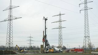 Die alten Strommasten sind bald Geschichte, demnächst gibt es Ersatz: Zwischen Umspannwerk und Wolfsweiher werden die neuen Fundamente gegossen.