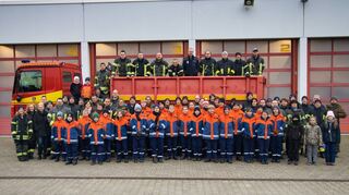 Mit rund 100 Helfern war die Freiwillige Feuerwehr am Samstag in Viernheim im Einsatz und sammelte die ausgedienten Weihnachtsbäume ein.