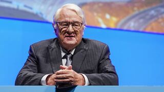 Hasso Plattner, Vorsitzender des Aufsichtsrats der SAP SE, steht bei der Hauptversammlung des Softwarekonzerns SAP auf der Bühne.