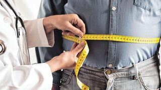 Die überschüssigen Pfunde loszuwerden, fällt vielen Menschen schwer. Experte Alexander Bartelt erklärt, warum das so ist.