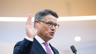18.01.2024, Hessen, Wiesbaden: Boris Rhein (CDU) wird im Landtag in Wiesbaden als neuer Ministerpräsident von Hessen vereidigt. Foto: Boris Roessler/dpa +++ dpa-Bildfunk +++