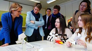 Bildungsministerin Stefanie Hubig (l.) und BASF-Arbeitsdirektorin Melanie Maas-Brunner (2.v.l.) beim Unterrichtsbesuch im Wormser Gauß-Gymnasium.