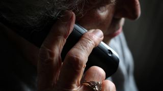Schockanrufer wollen alte Menschen durch Psychoterror derart manipulieren, dass sie Geld, Goldschmuck oder andere Wertsachen aushändigen.