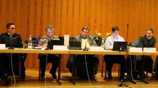 Kita-Koordinator Andrew Ballantyne (2.v.r.) erläutert dem Bezirksbeirat die Kita-Versorgung in Sandhofen.