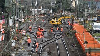Bauarbeiten auf dem Gleiskörper der Bahnstrecke in Biblis.