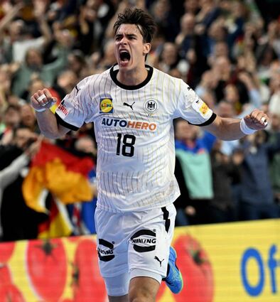 Julian Köster jubelt nach seinem letzten Tor gegen Island.