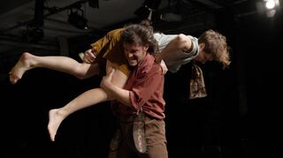 Gehen hier aufeinander los: Sade Mamedova und Lorenzo Ponteprimo als Geschwisterpaar „Hänsel und Gretel“ von Martina Martìn.