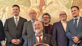 In diesem Dress kennt man sie nicht: Die „Anonyme Giddarischde“ mit Thomas „Edsel“ Merz (vorne) und Bandkollegen bei der Eintragung ins Goldene Buch.