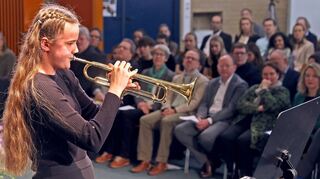 Begeisterte mit Lortzings Thema und Variationen: Musikgymnasiastin und Trompeterin Nora Südhof, am Klavier begleitet von Valentin Humburger.