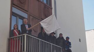 Die Verwaltung mit Bürgermeister Gottfried Störrmer ergibt sich im Nebel der Feuerwerkskörper.
