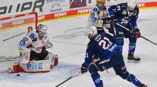 Adler-Angreifer Kris Bennett (Nummer 21) scheitert in dieser Szene an Bremerhavens Torhüter Kristers Gudlevskis.