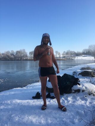 Drosdow erzählt, er habe sich in YouTube-Videos des Extremsportlers Wim Hof intensiv über das Eisbaden informiert, ehe er zum ersten Mal ins Wasser gegangen sei