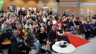 Im Bürgersaal: Gut 120 Gäste, unter ihnen Staatssekretärin Elke Zimmer, Bundestagsabgeordnete Isabel Cardemartori und zahlreiche Stadträte.