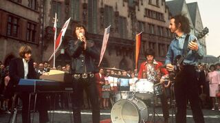 Bild aus besten (Doors)-Zeiten (v..): Ray Manzarek, Jim Morrison, John Densmore und Robby Krieger bei Fernsehaufnahmen vor dem Frankfurter Römer.