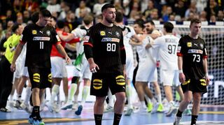 Frust-Abgang von Sebastian Heymann (v.l.), Jannik Kohlbacher und Timo Kastening, im Hintergrund jubeln die Österreicher.