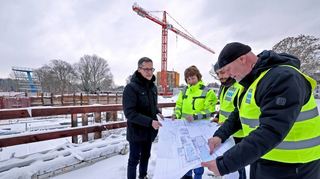 Bürgermeister Ralf Eisenhauer (v.l.) lässt sich in der Max-Joseph-Straße von der städtischen Projektleiterin Christina Robel, Bauleiter Omar Alrayes und Norbert Koppe von der Bauüberwachung über den aktuellen Stand bei dem Projekt informieren.