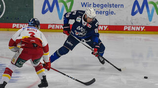 Mannheims David Wolf (Nr.89) gegen Düsseldorfs Alec Mccrea (Nr.3) beim Spiel in der Penny DEL.