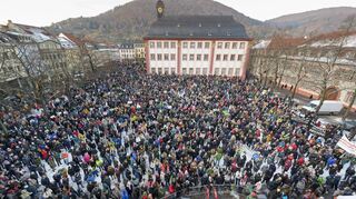 Der proppevolle Universitätsplatz in der Altstadt: Rund 18 000 Menschen demonstrierten am Samstag in Heidelberg gegen Rechts.