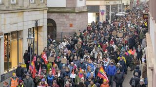 Der Demonstrationszug führte von der Stadtbücherei durch die Hauptstraße bis zum Uniplatz.