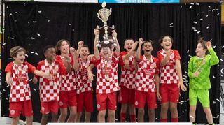 Jubeln wie die Großen: Die U12-Junioren des FSV Mainz 05 feiern bei der Siegerehrung im glitzernden Konfetti-Regen den erneuten Titelgewinn.